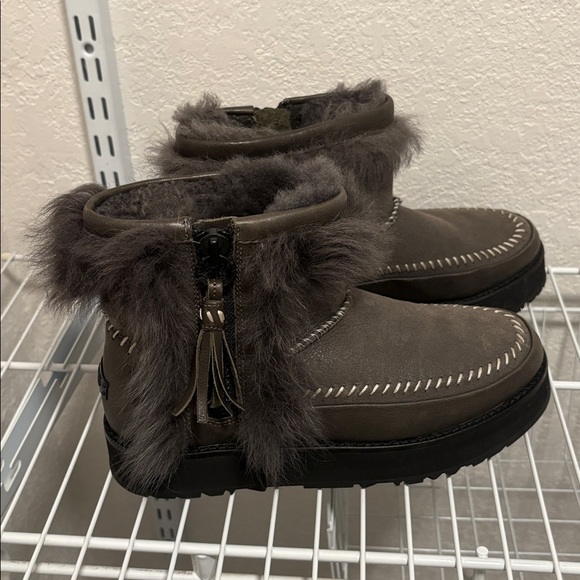 UGG Fluff Punk Boots size 8 nearly new - Picture 1 of 7
